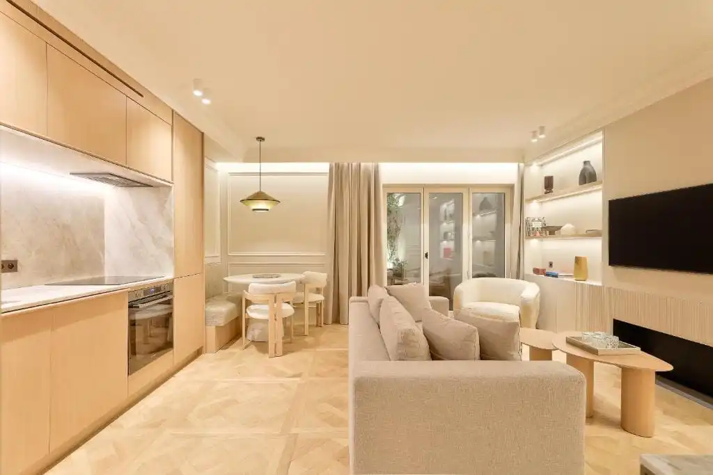 Jonathan Anguelov - Hôtel