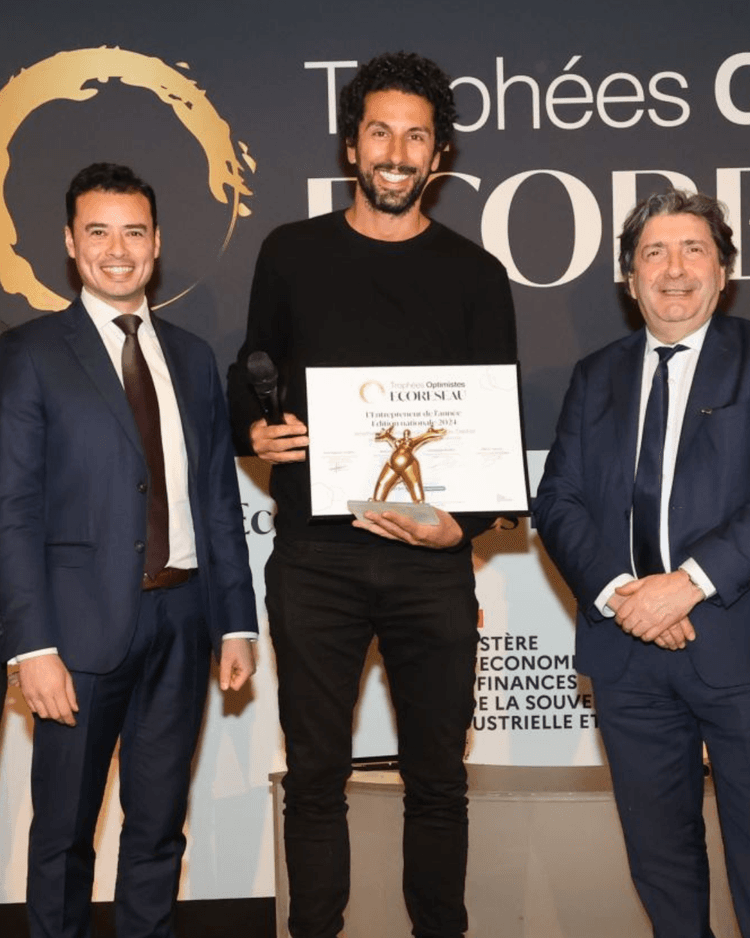 Jonathan Anguelov remise du trophée Entrepreneur de l'année 2024